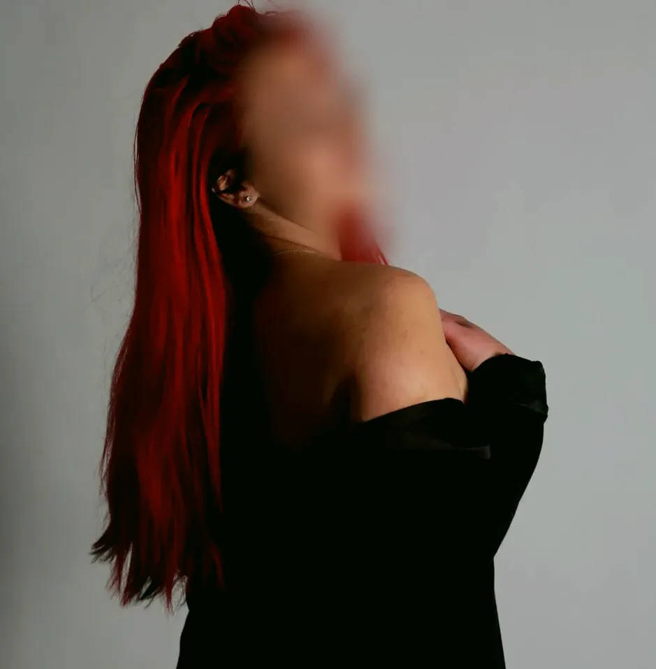Manuela, 25