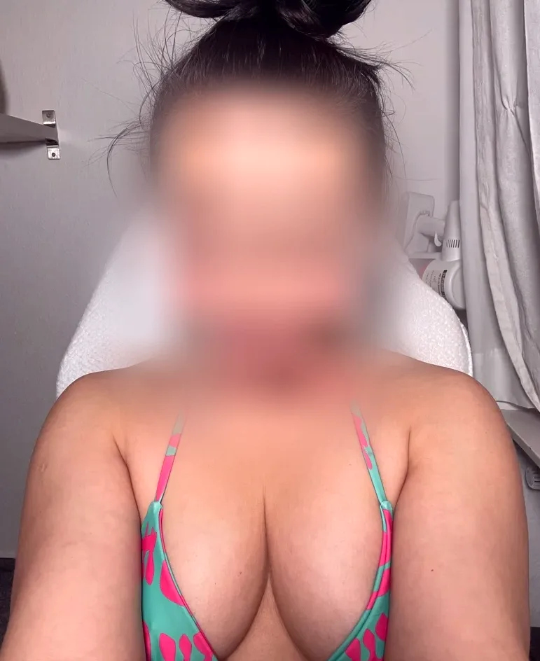 Sandra, 37