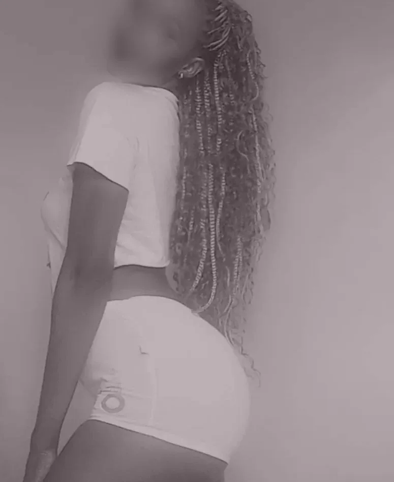 Simone, 28